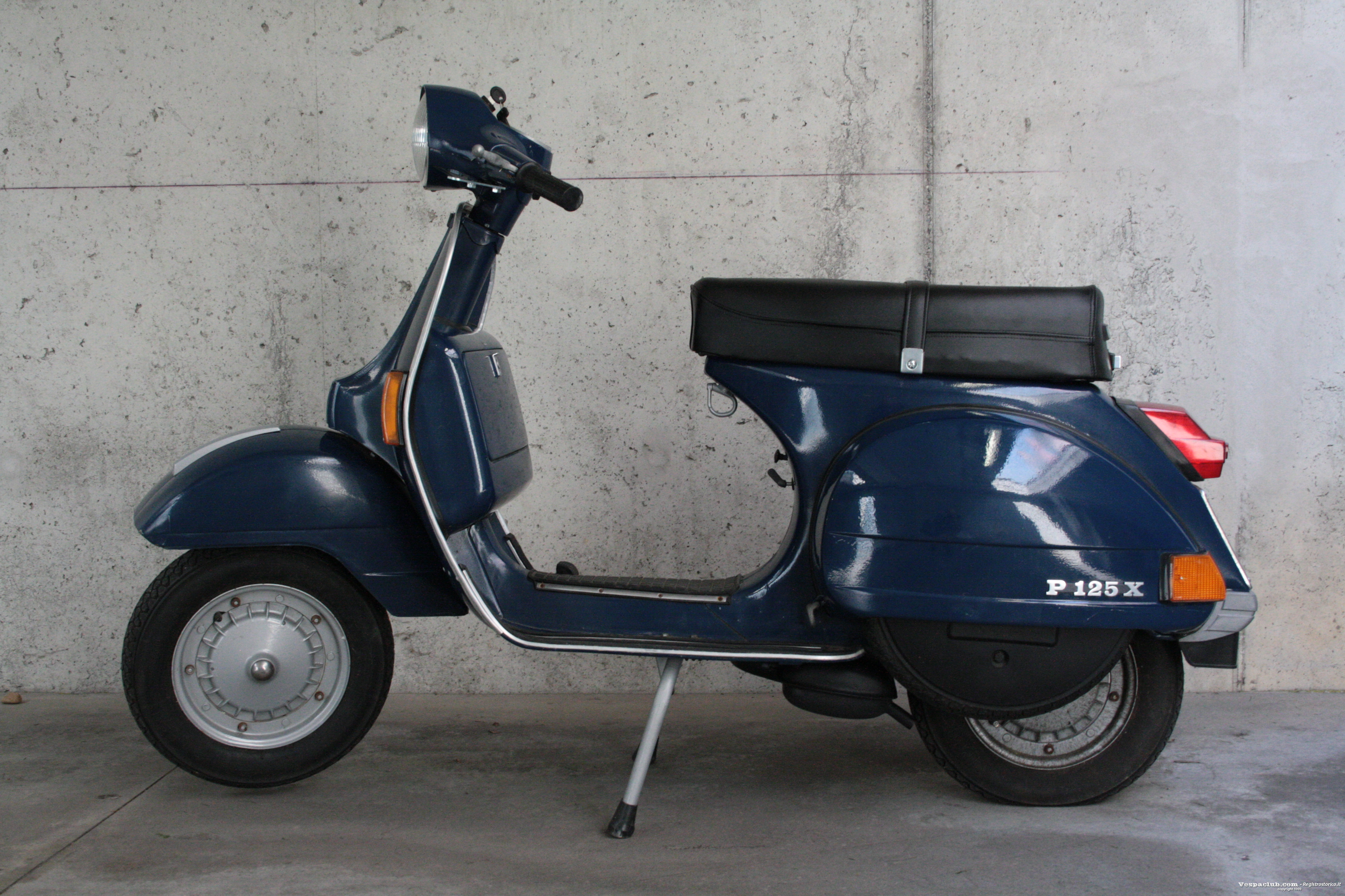 Vespa   p 125 x - lato sinistro