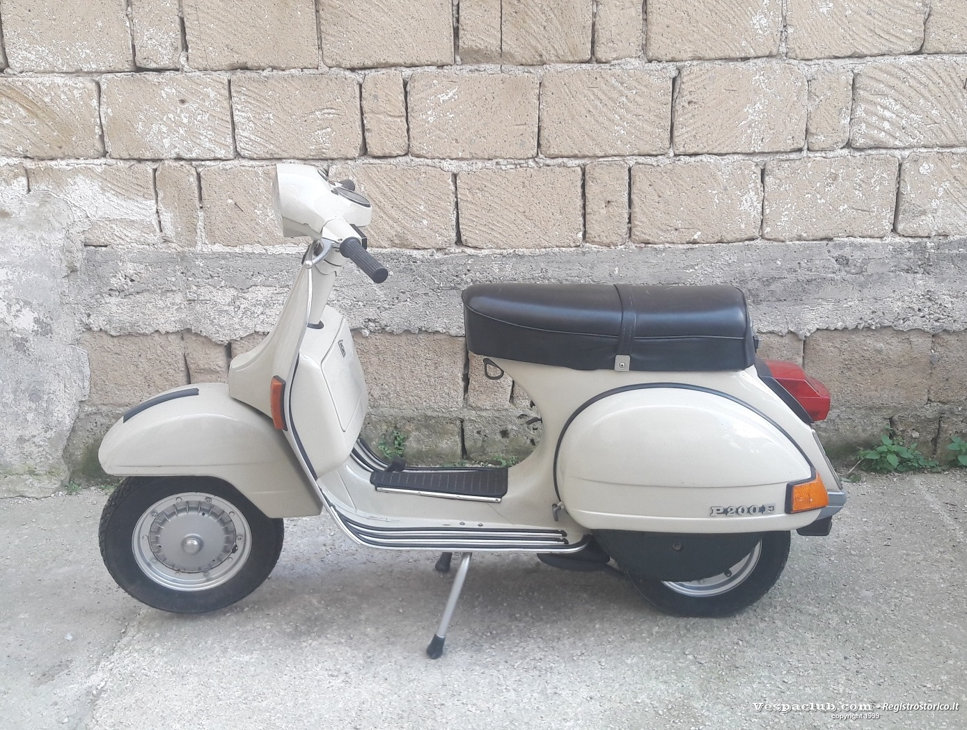 Vespa p 200 e - lato sinistro