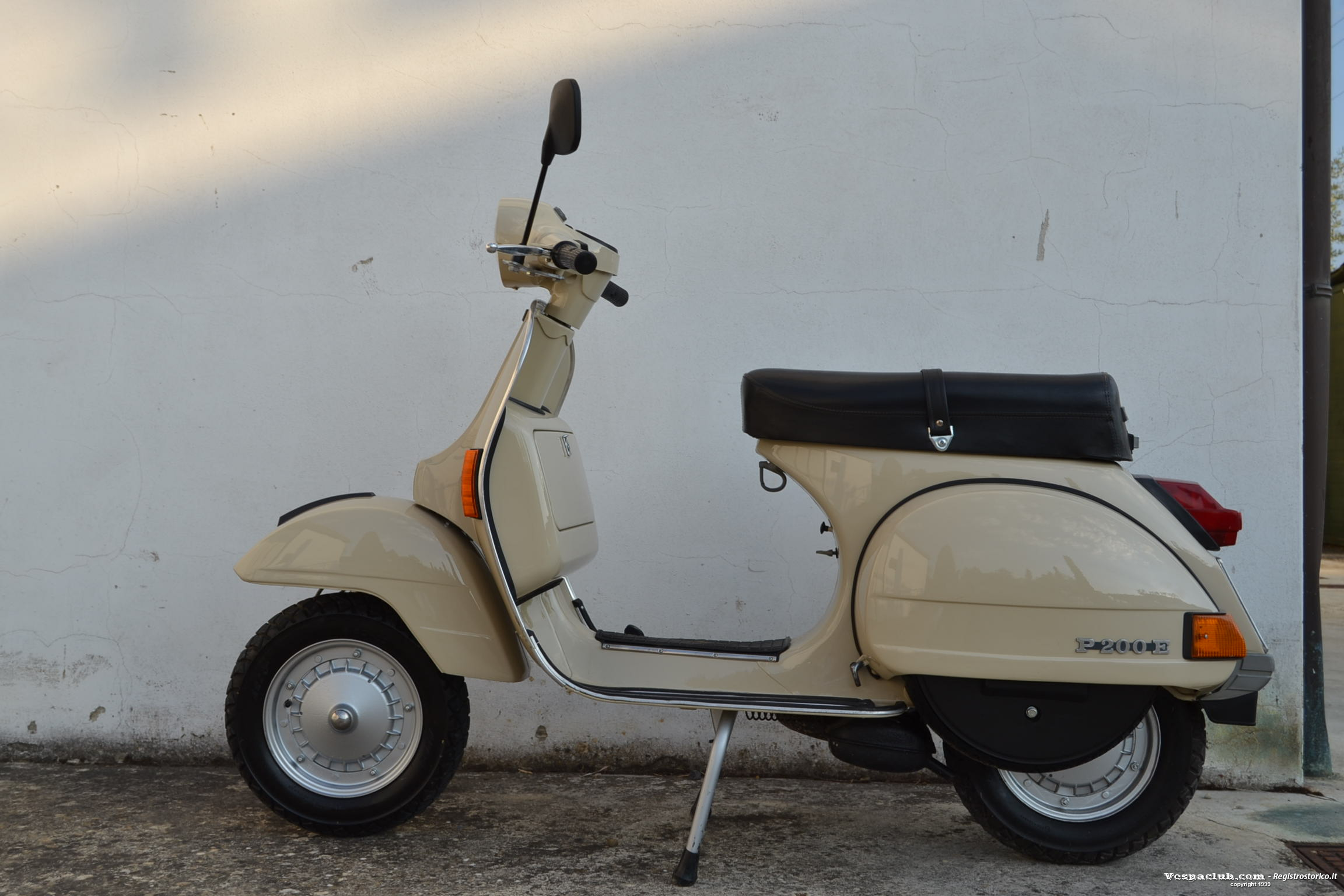 Vespa p 200 e  - lato sinistro