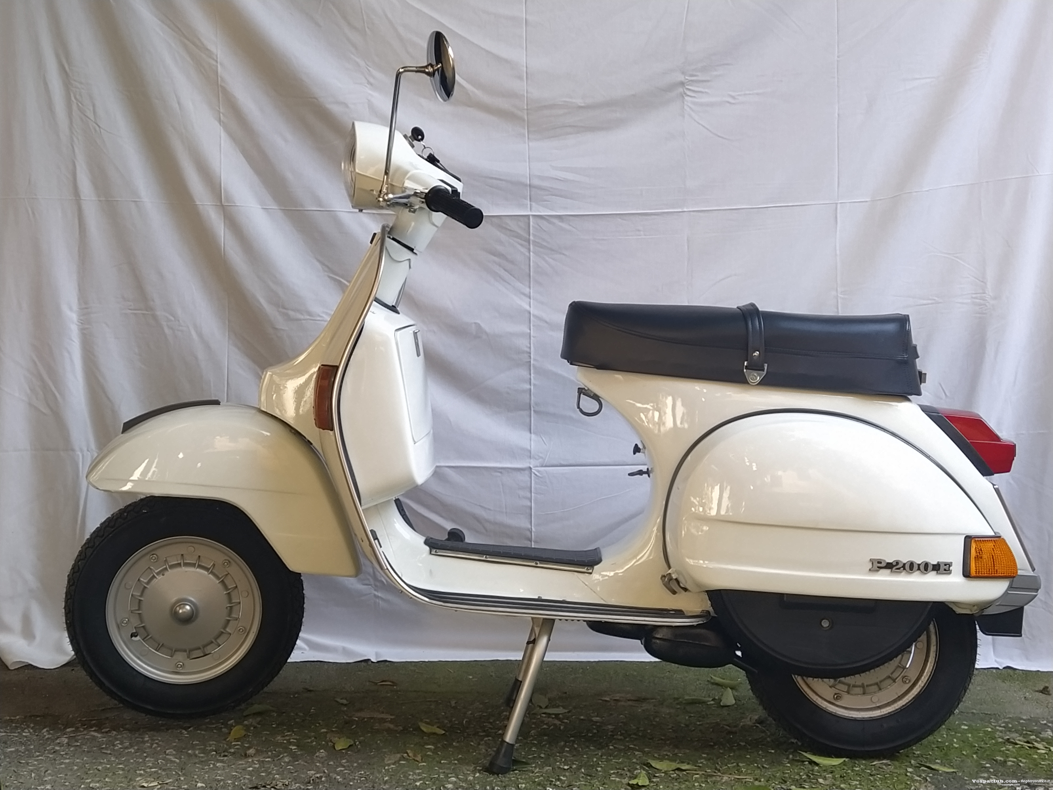 Vespa p 200 e - lato sinistro
